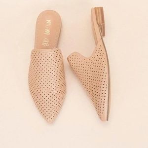 Pointed toe leather mule